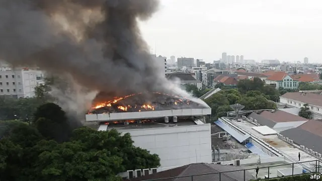 Polisi menurunkan tim untuk menyelidiki penyebab kebakaran Gedung Setneg. 