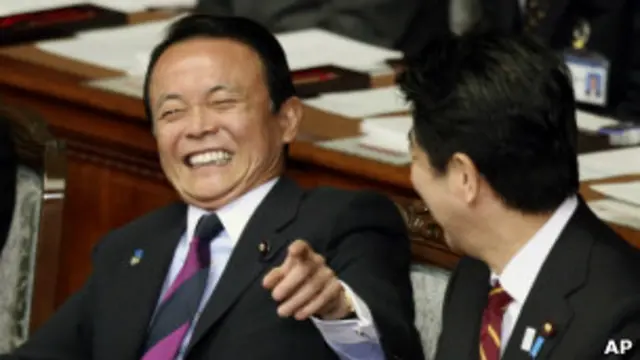 日本大藏相麻生太郎(左)与首相安倍晋三