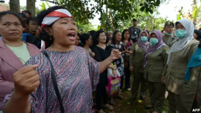 Jemaat gereja di Bekasi ketika memprotes pembongkaran gereja mereka.