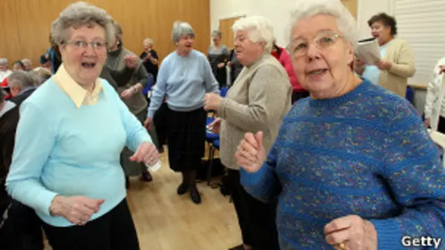 Adultos mayores bailando