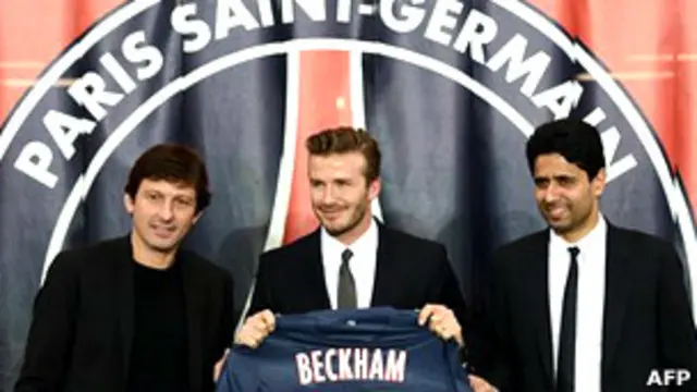 David Becham muestra una camiseta del Paris Saint-Germain