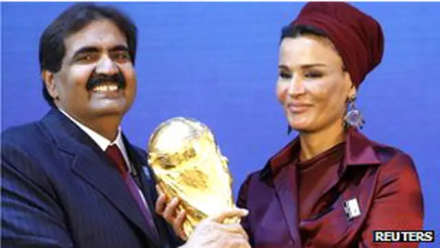 El jeque Hamad y su esposa Sheikha Mozah sostienen la Copa del Mundo 