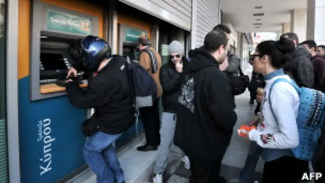 Вкладчики снимают деньги