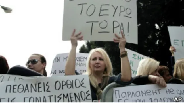 Protestas frente al parlamento en Chipre