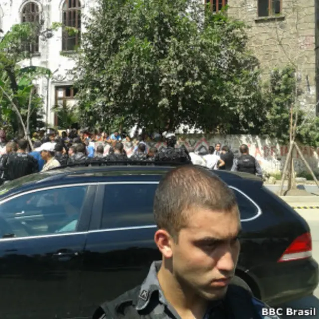 Policiais e manifestantes diante do Museu do Índio, nesta sexta