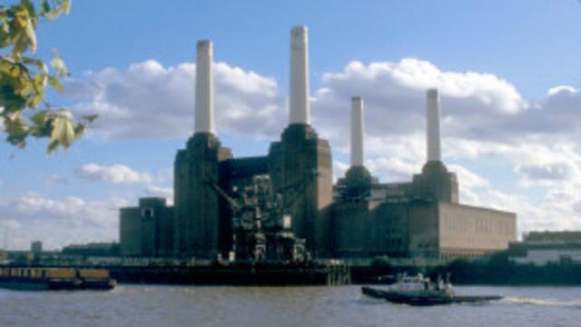 Battersea火力發電廠。它的廠房和四根高高的白煙囪早已成為倫敦著名的地標，也是英國工業革命搖籃的象徵。