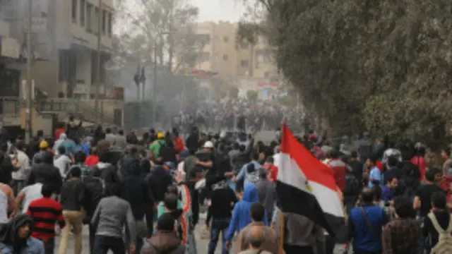 اندلعت اشتباكات محدودة بين متظاهرين معارضين لجماعة الاخوان المسلمين و مؤيدين في محيط المقر العام للجماعة