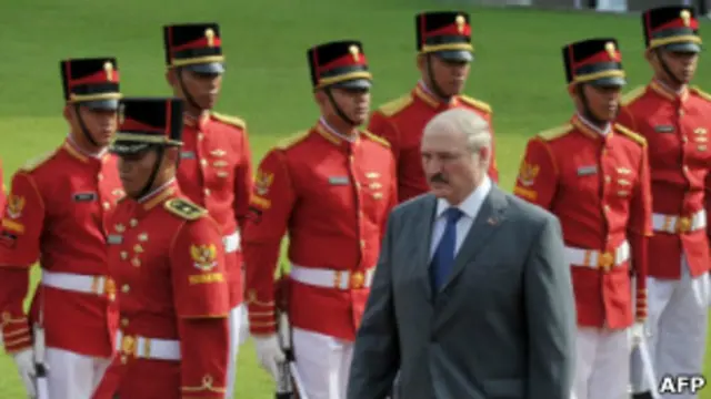 Александр Лукашенко обходит строй почетного караула перед президентским дворцом в Джакарте 19 марта 2013 г.