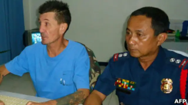 Warren Rodwell (bên trái)