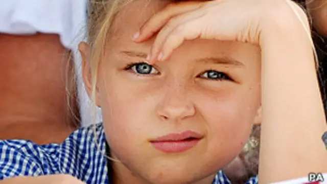 Niña aburrida. Foto de archivo