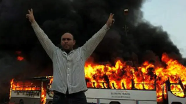 سقط أكثر من 200 مصاب في اشتباكات بين مؤيدين ومعارضين لجماعة الإخوان المسلمين