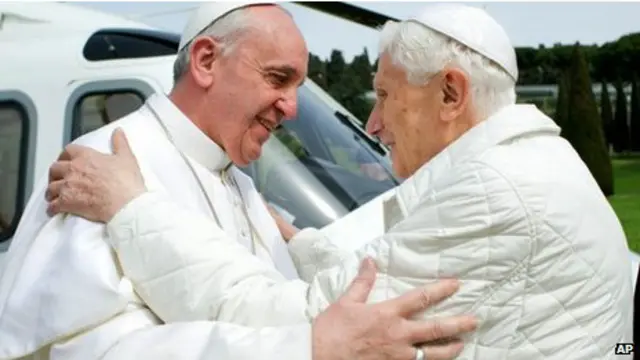 Tân giáo Hoàng Francis (trái) và Giáo hoàng danh dự Benedict XVI