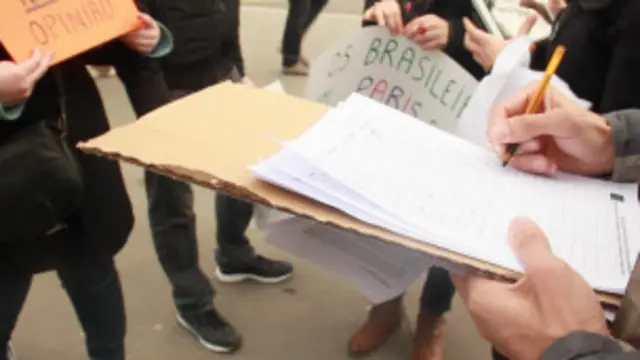 Manifestantes assinaram carta aberta pedindo saída de Feliciano (Jordana Viotto - BBC Brasil)