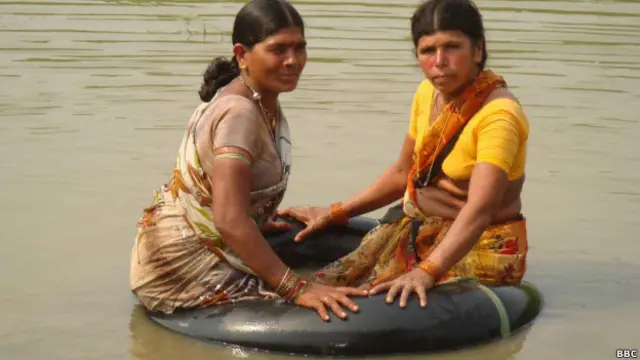 आंध्र प्रदेश के एक गांव में जिंदगी पूरी तरह ट्रक की ट्यूब पर निर्भर है