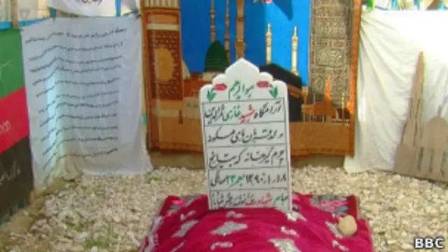 ثمرالدین کی قبر کی لوگ زیارت کرنے آتے ہیں 