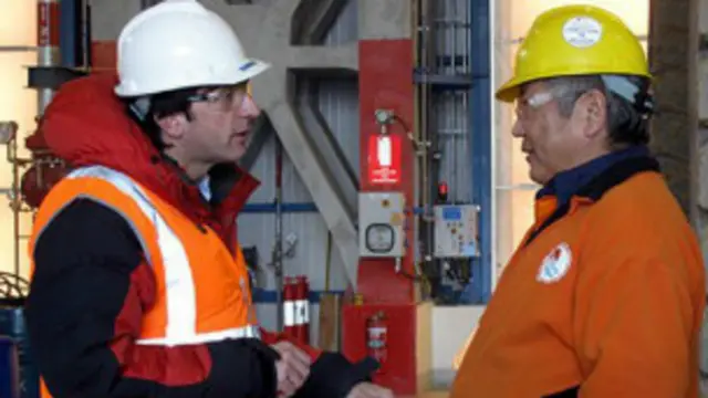 Sanj (a la derecha en la imagen) con el periodista de la BBC Justin Rowlatt