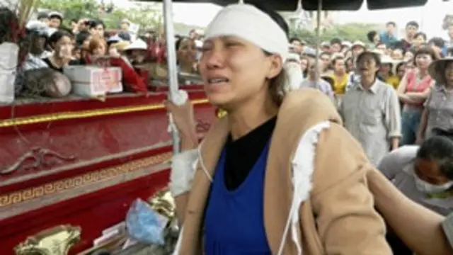 Vợ Nguyễn Tuấn Anh thương khóc bên quan tài