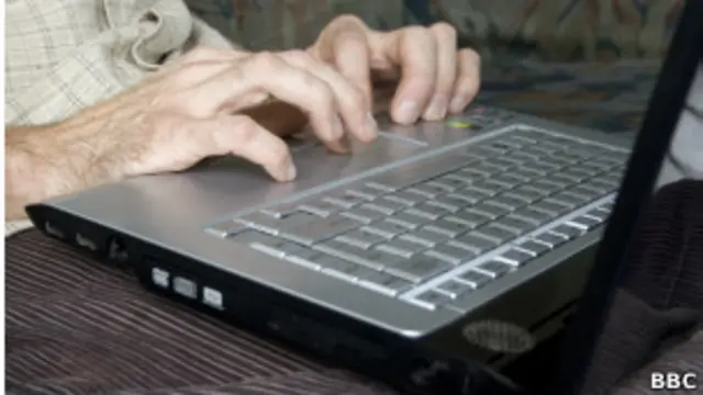 Homem trabalhando com laptop. Foto: BBC