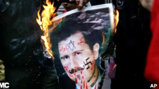 مخالفان اسد تصویر او همراه با کلمه ایران را می سوزانند