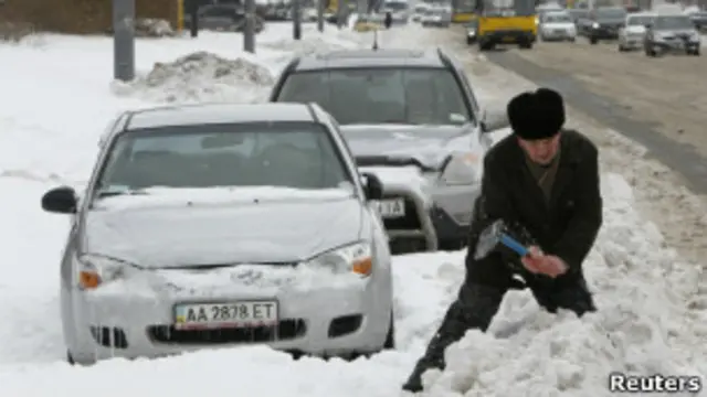 Незважаючи на запевнення київської влади, що боротися зі снігом пішло "понад 10 тисяч осіб", його все ще багато