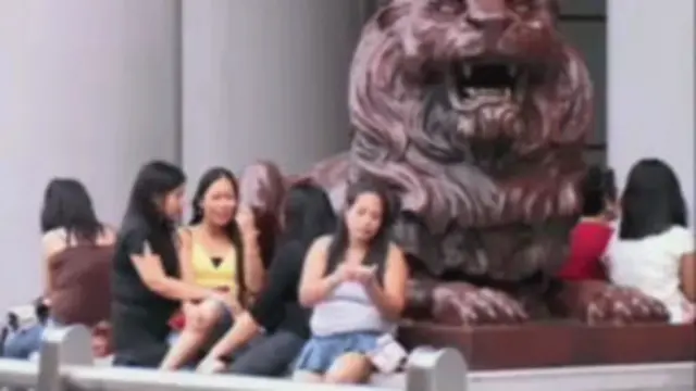 每逢周日或假期,數以萬計在港工作的菲佣,聚集在香港中環聚餐、聊天、吹拉彈唱