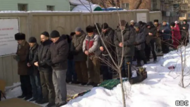 Каждую пятницу у забора временно закрытой мечети "Аль-Ихлас" собираются на молитву десятки мусульман