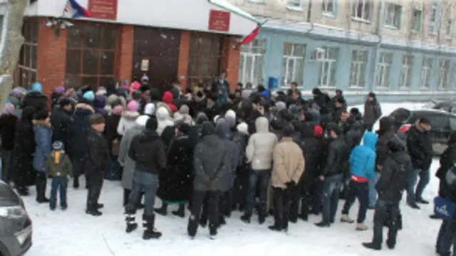 К зданию суда, где слушалось дело прихода "Аль-Ихлас", пришли более 60 человек