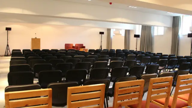 سالن همایش ها با کنجایش 170 نفر.