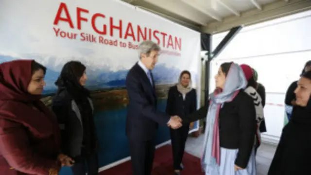 د امریکا د بهرنیو چارو وزیر په کابل کې د افغانستان د مدني ټولنو له یو شمېر غړو او د ښځو حقونو له فعالانو سره هم لیده کاته او خبرې کړي دي.