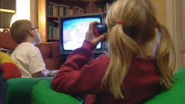 Crianças assistindo TV