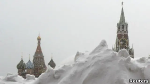 Кремль виднеется из-за сугробов