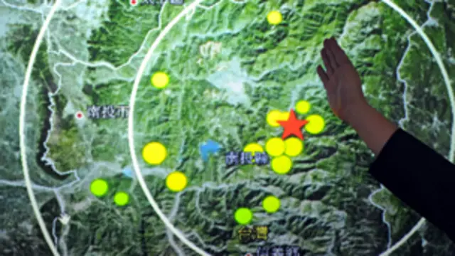 تقع تايوان عند ملتقى صفيحتين من صفائح القشرة الأرضية، ولذا فهي كثيرا ما تتعرض للزلازل والهزات الأرضية