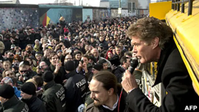 David Hasselhoff en las protestas contra la demolición de un segmento del Muro de Berlín