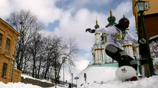 Snowboard em rua de Kiev