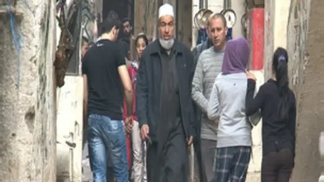 عدد النازحين من الفلسطينيين المقيمين في سوريا حوالي أربعين ألفا.