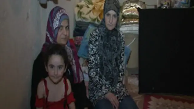 العشرات من العائلات تقصد المخيمات الفلسطينية في لبنانا يوميا هربا من جحيم الاشتباكات في سوريا. 