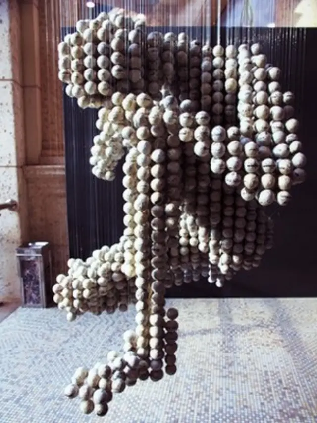 عمل فني لمجسم لرجل مصنوع من مئات الكرات من الورق المعجن