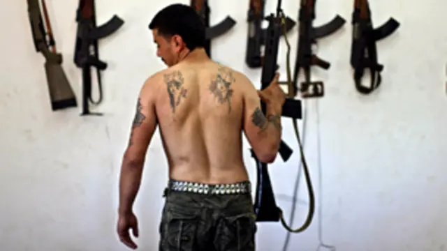 يعارض الجنرال مود فكرة تسليح المعارضة السورية