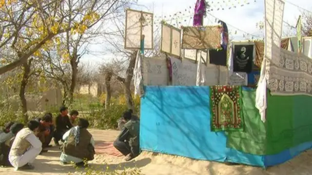 أصبح قبر ثمرالدين مزارا يؤمه الناس