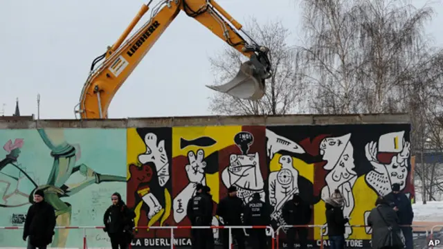 Sisi timur Tembok Berlin dirobohkan untuk pembangunan apartemen.