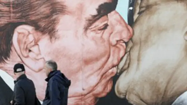 Salah-satu karya seni mural yang ikonik terdapat di bentangan Tembok Berlin di sisi bagian timur.