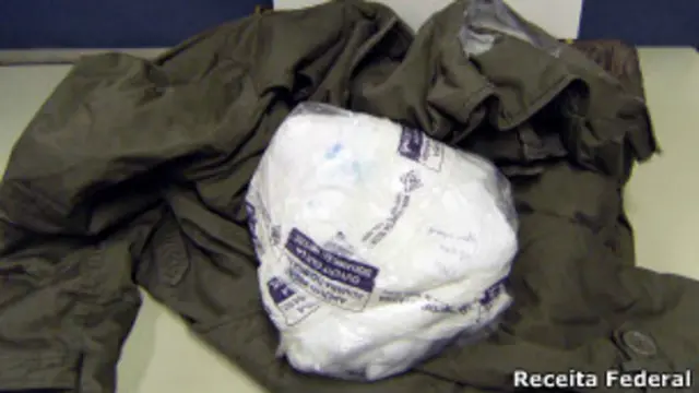 Cocaína enviada pelo correio com roupas (foto: Receita Federal)