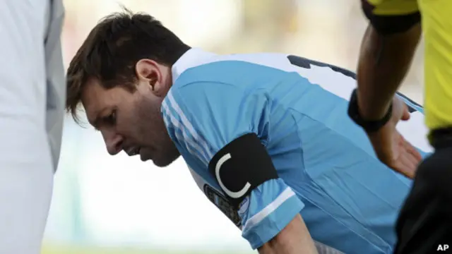 Lionel Messi mengeluhkan udara tipis dataran tinggi Bolivia.