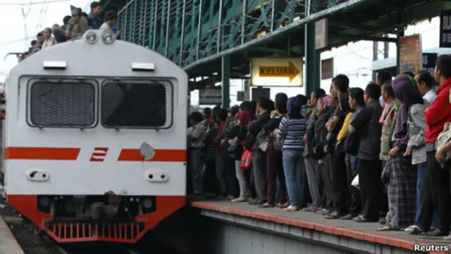 Penundaan penghapusan operasi KRL ekonomi disambut gembira penggunanya.