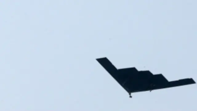 قاذفة بي 2 تحلق جنوبي سول عاصمة كوريا الجنوبية يوم الخميس