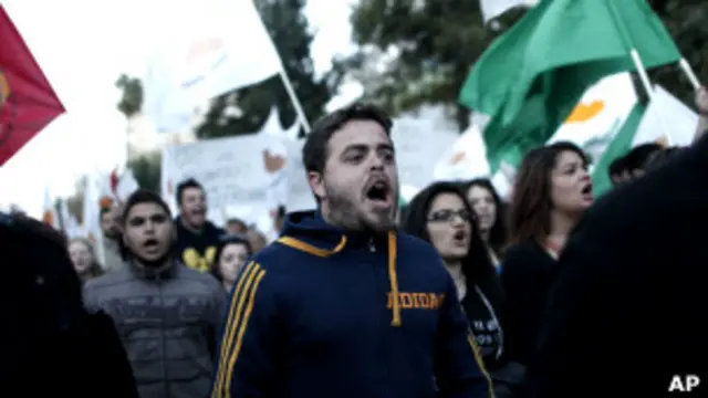 تظاهرات علیه بسته مالی