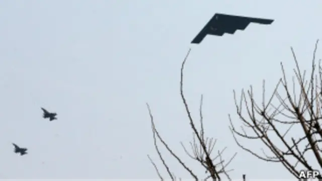 یک بمب افکن استیلت B_2 آمریکا امروز از پایگاهی در جنوب سئول به پرواز در آمد