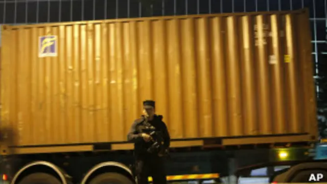 Полицейский на Кипре охраняет инкассатор