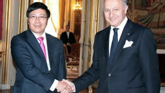 Ngoại trưởng Phạm Bình Minh hội kiến người tương nhiệm Laurent Fabius.