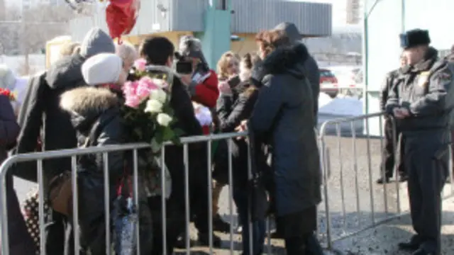 Поддержать молодоженов пришли около 30 человек. Но близко к СИЗО полиция их не пустила 